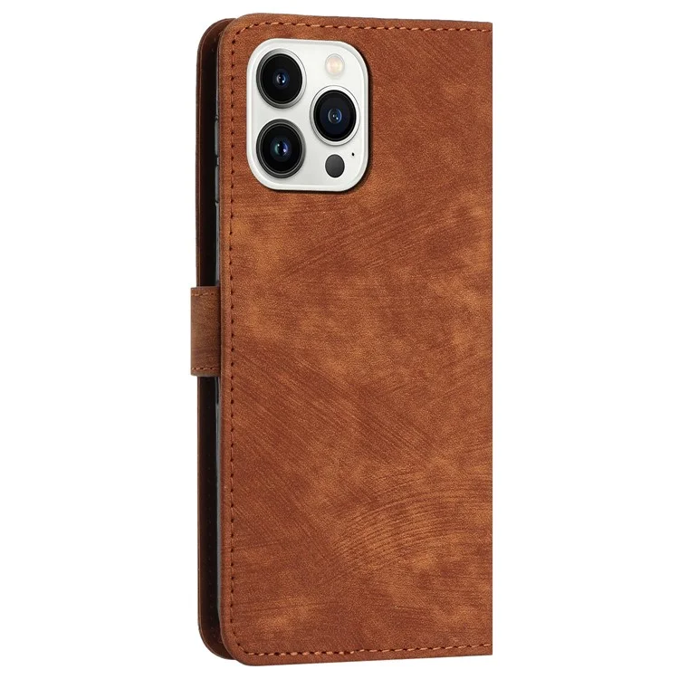 Para o iPhone 15 Pro Suporte para Celular Carteira Case Skin-touch Linhas Gravadas em Relevo Capa de Couro PU - Marrom