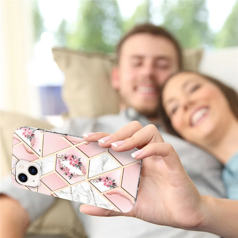 iPhone 15 Hülle mit IMD Marmor-Blumenmuster aus TPU Schutzhülle - Rosa Blume