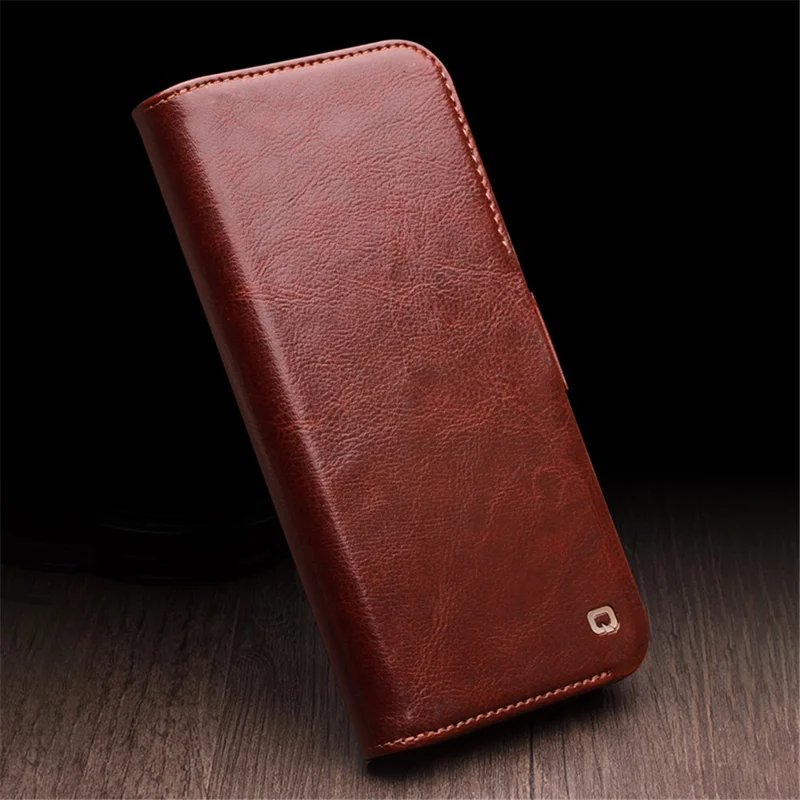 QIALINO Genuine Cow Leather+TPU Phone Case for iPhone 15 Plus Magnetischer Verschluss Stoßfeste Telefonabdeckung - Dunkelbraun