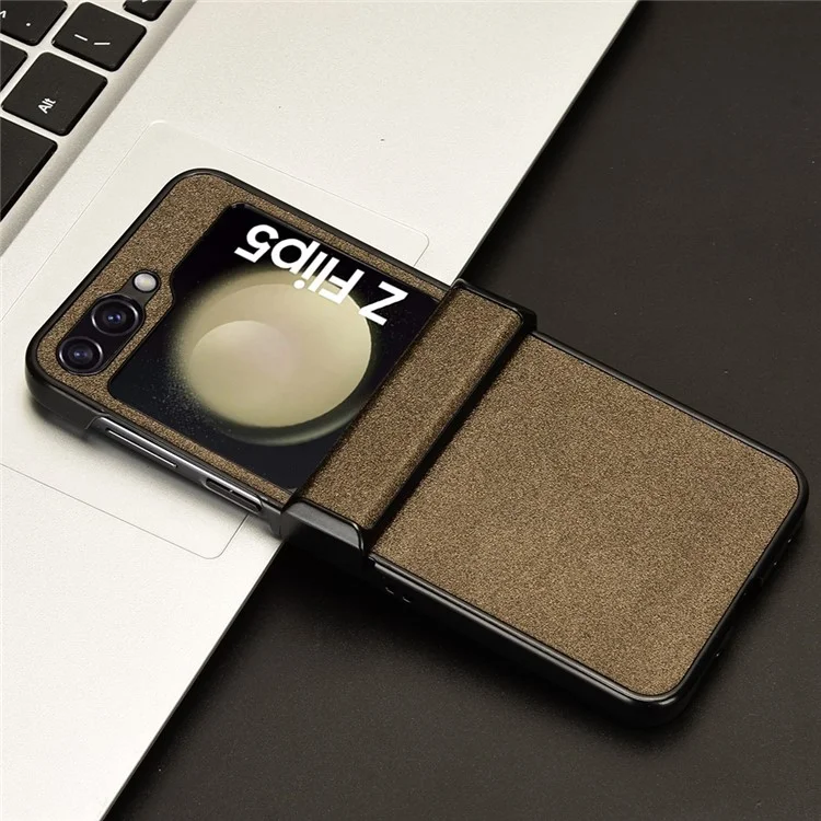 Для Samsung Galaxy Z Flip5 5G PU Leather Coated PC Phone Case Hinge Protection Sand-like Texture Cover - Brown