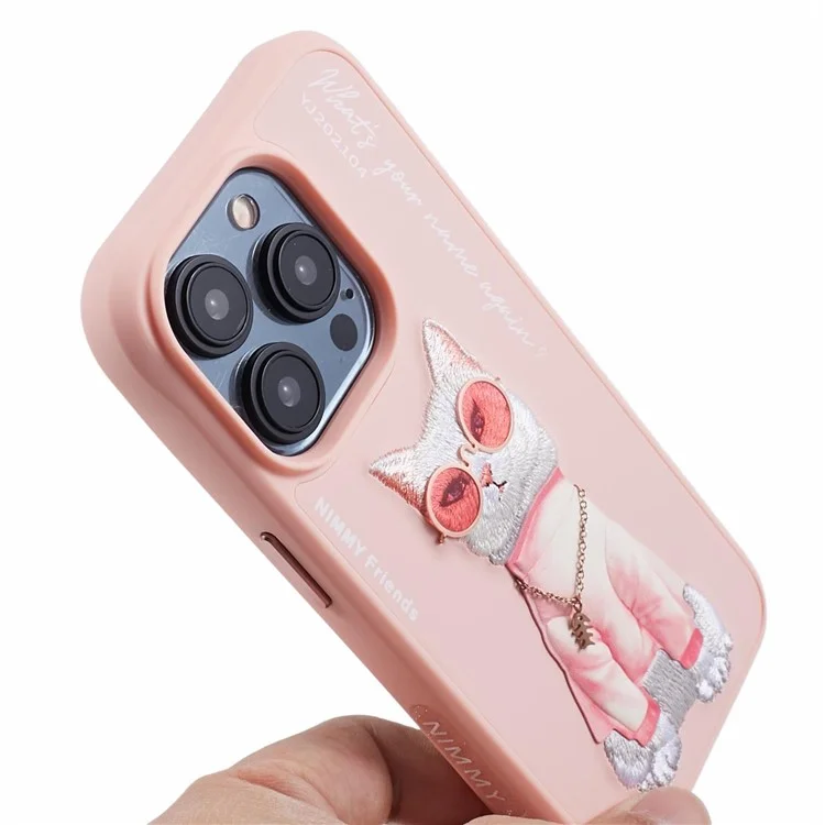 NIMMY Glasses Pet Series pour iPhone 15 Pro Max Étui Broderie Motif Animal Coque de Téléphone - Chat Manteau Rose
