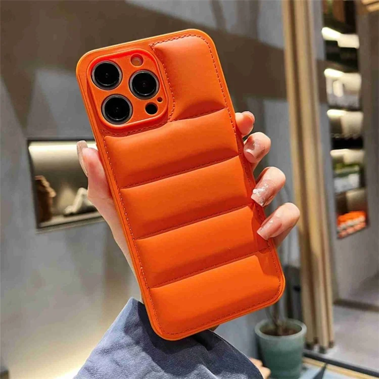 Funda para iPhone 15 Pro Caso Chaqueta de Plumón 3D PC+TPU+PU Cuero Recorte Preciso de Lente Cubierta - Naranja