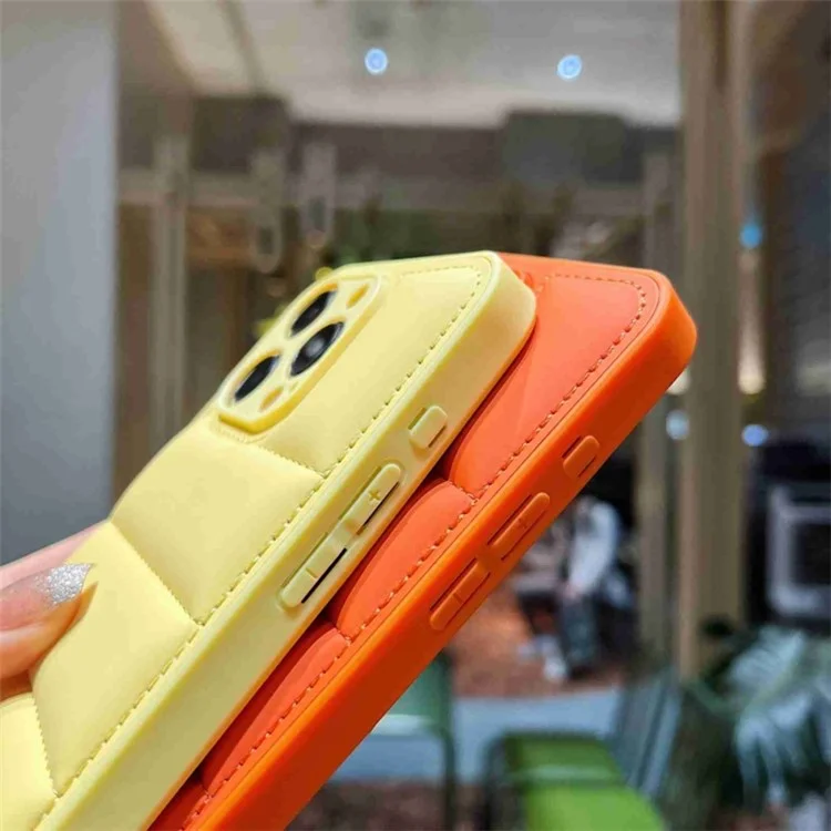 Funda para iPhone 15 Pro Caso Chaqueta de Plumón 3D PC+TPU+PU Cuero Recorte Preciso de Lente Cubierta - Naranja