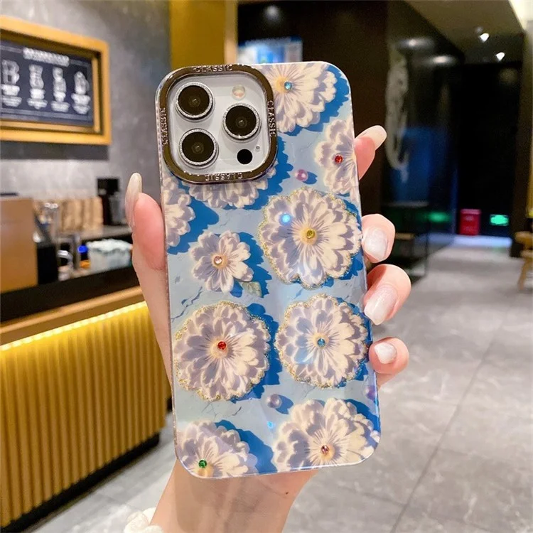 Für iPhone 15 Pro Case PC+TPU+Metall Handyhülle Rhinestone Dekor Handyhülle mit PC Linsenfilm - Weiße Blume