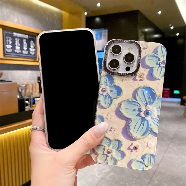 Für iPhone 15 Pro Case PC+TPU+Metall Handyhülle Rhinestone Dekor Handyhülle mit PC Linsenfilm - Weiße Blume