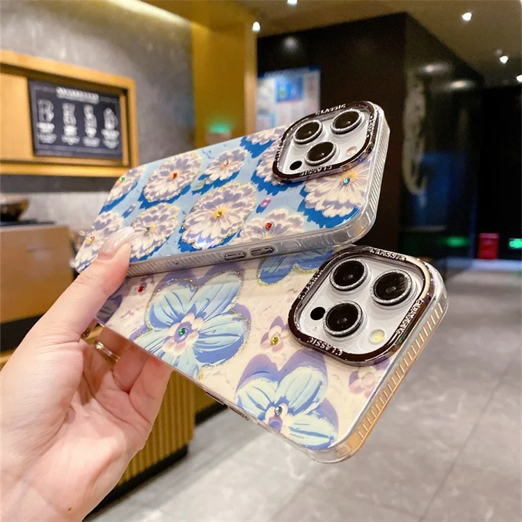 Für iPhone 15 Pro Case PC+TPU+Metall Handyhülle Rhinestone Dekor Handyhülle mit PC Linsenfilm - Weiße Blume