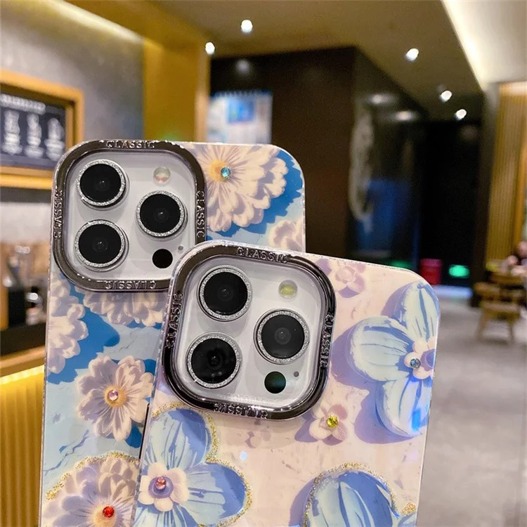 Für iPhone 15 Pro Case PC+TPU+Metall Handyhülle Rhinestone Dekor Handyhülle mit PC Linsenfilm - Weiße Blume