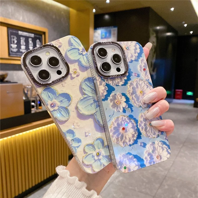 Für iPhone 15 Pro Case PC+TPU+Metall Handyhülle Rhinestone Dekor Handyhülle mit PC Linsenfilm - Weiße Blume