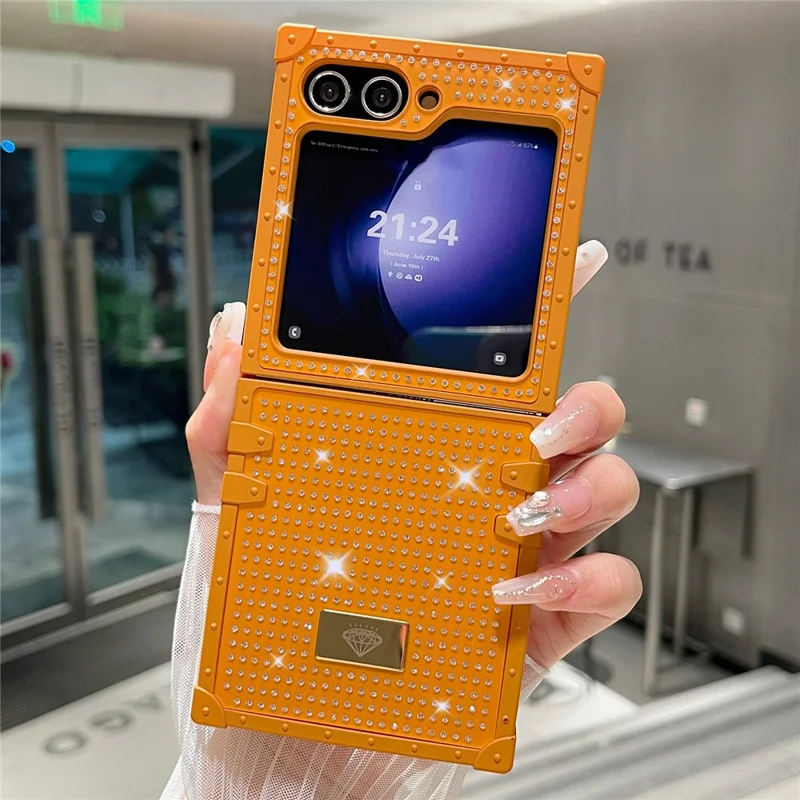 Para Samsung Galaxy Z Flip5 5G Capa de Telefone Decoração de Strass TPU+PC Padrão de Diamante Capa de Emblema de Metal - Laranja