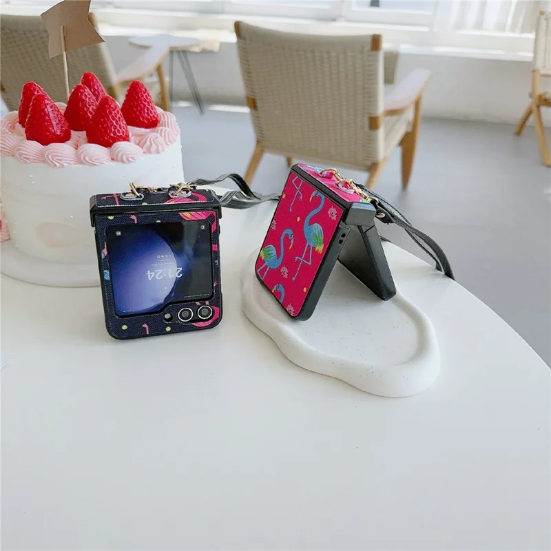 Für Samsung Galaxy Z Flip5 5G Großhandel Telefongehäuse PU-Leder beschichtete PC-Telefonabdeckung mit langem Gurt - Rose