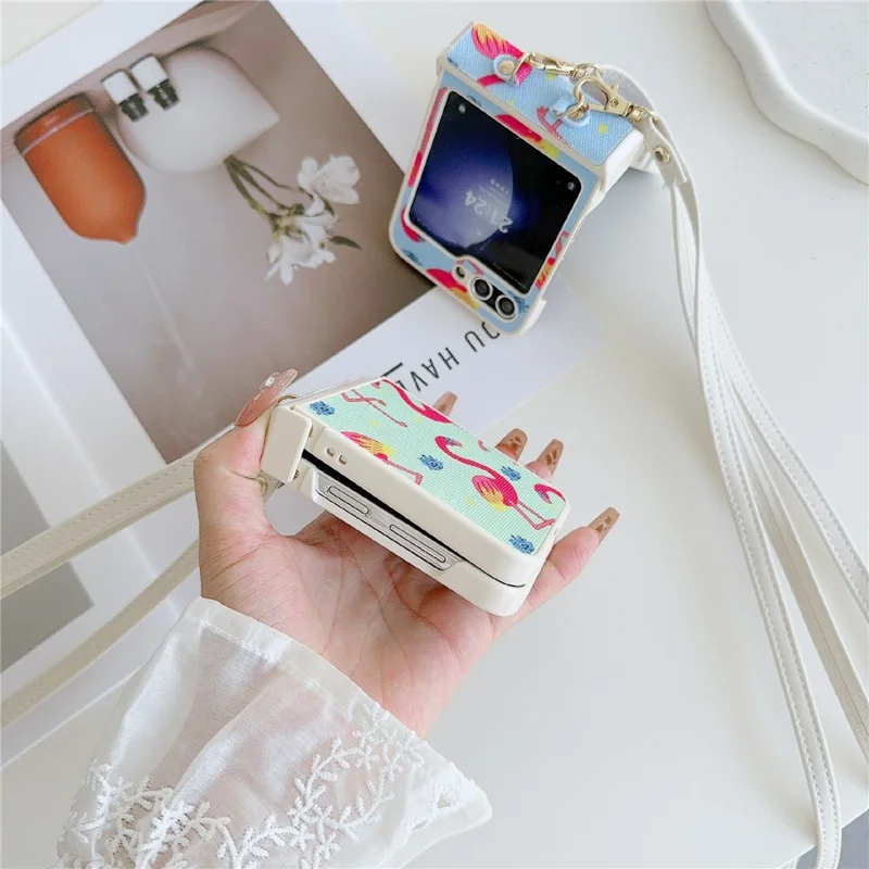 Für Samsung Galaxy Z Flip5 5G Großhandel Telefongehäuse PU-Leder beschichtete PC-Telefonabdeckung mit langem Gurt - Rose
