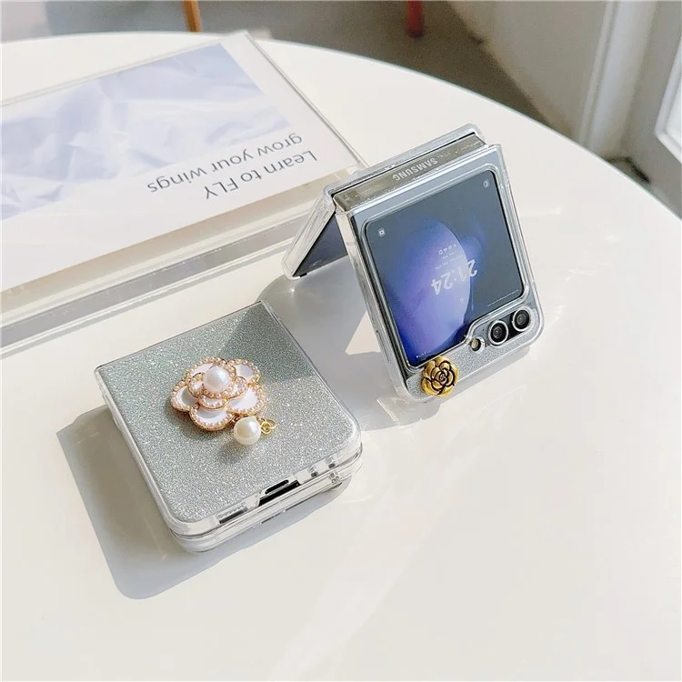 Para Samsung Galaxy Z Flip5 5G Case Pearl Pendant Camellia Decor PC Phone Cover with Glitter Paper - Branco