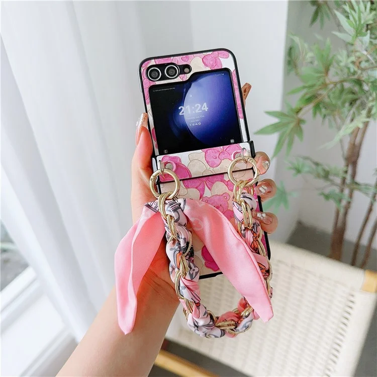 For Samsung Galaxy Z Flip5 5G Cell Phone Cases Lacquered Pattern PU Leather+PC Cover with Silk Scarf Chain - Pink Bear