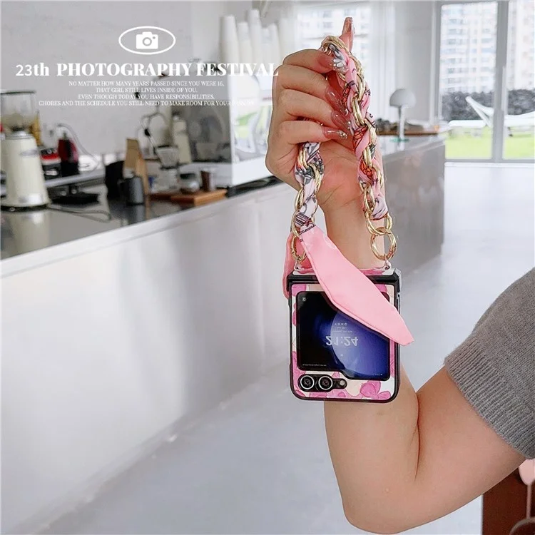For Samsung Galaxy Z Flip5 5G Cell Phone Cases Lacquered Pattern PU Leather+PC Cover with Silk Scarf Chain - Pink Bear