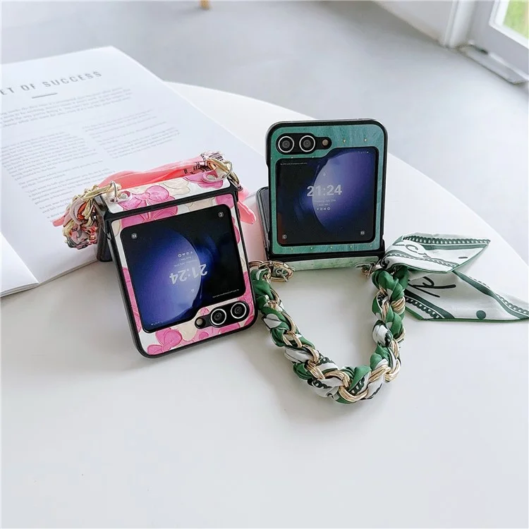 For Samsung Galaxy Z Flip5 5G Cell Phone Cases Lacquered Pattern PU Leather+PC Cover with Silk Scarf Chain - Pink Bear