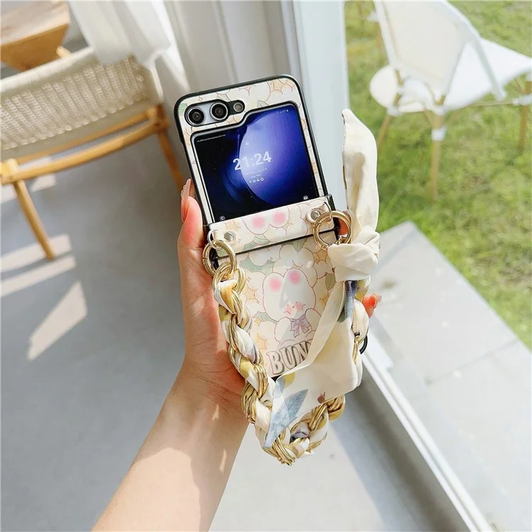 Pour Samsung Galaxy Z Flip5 5G Gros de Gros Laqué Motif PU Cuir+PC Coque Téléphone avec Chaîne Écharpe en Soie - Lapin+Fleur
