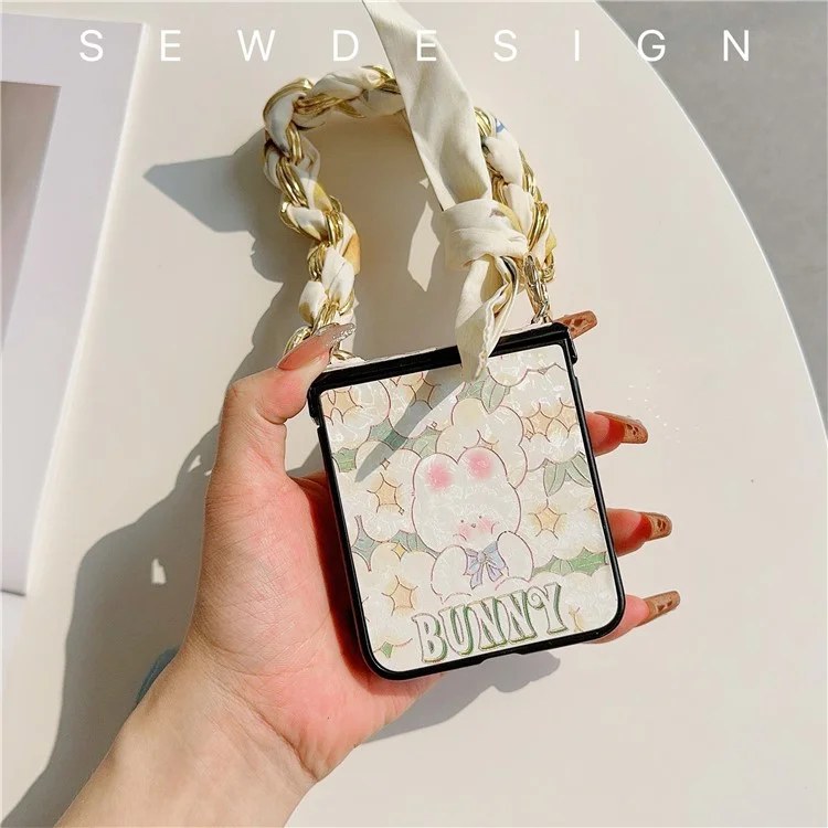 Pour Samsung Galaxy Z Flip5 5G Gros de Gros Laqué Motif PU Cuir+PC Coque Téléphone avec Chaîne Écharpe en Soie - Lapin+Fleur
