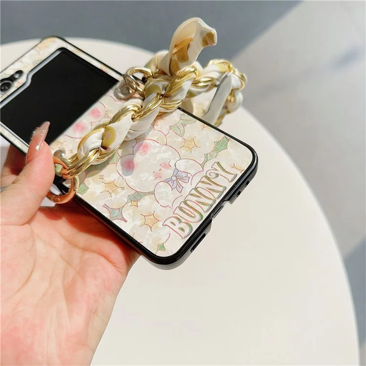 Pour Samsung Galaxy Z Flip5 5G Gros de Gros Laqué Motif PU Cuir+PC Coque Téléphone avec Chaîne Écharpe en Soie - Lapin+Fleur