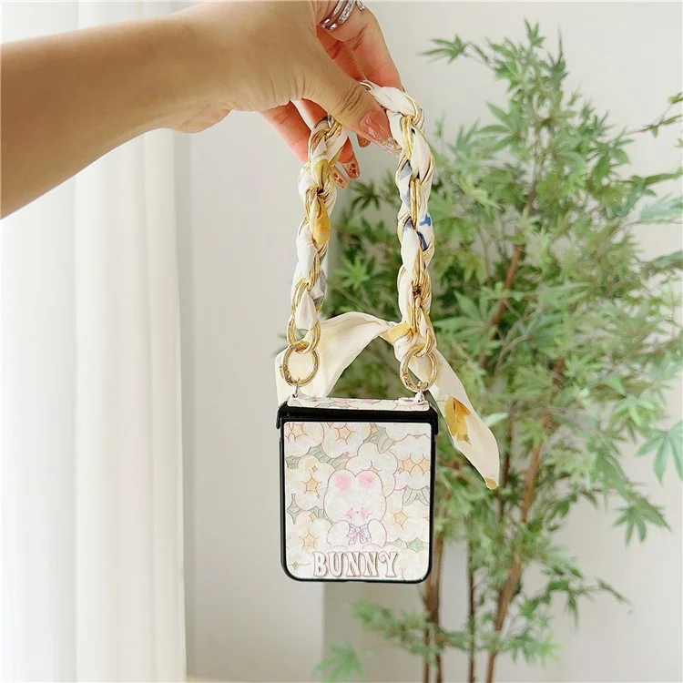 Pour Samsung Galaxy Z Flip5 5G Gros de Gros Laqué Motif PU Cuir+PC Coque Téléphone avec Chaîne Écharpe en Soie - Lapin+Fleur