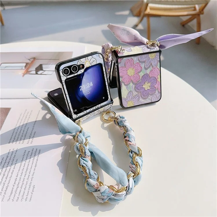 Pour Samsung Galaxy Z Flip5 5G Gros de Gros Laqué Motif PU Cuir+PC Coque Téléphone avec Chaîne Écharpe en Soie - Lapin+Fleur