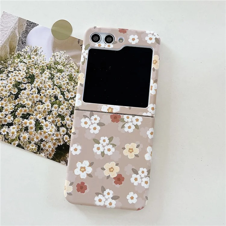 Für Samsung Galaxy Z Flip5 5G Glittery Powder Phone Case PC Phone Shell mit langem Gurt - Blume / Braun