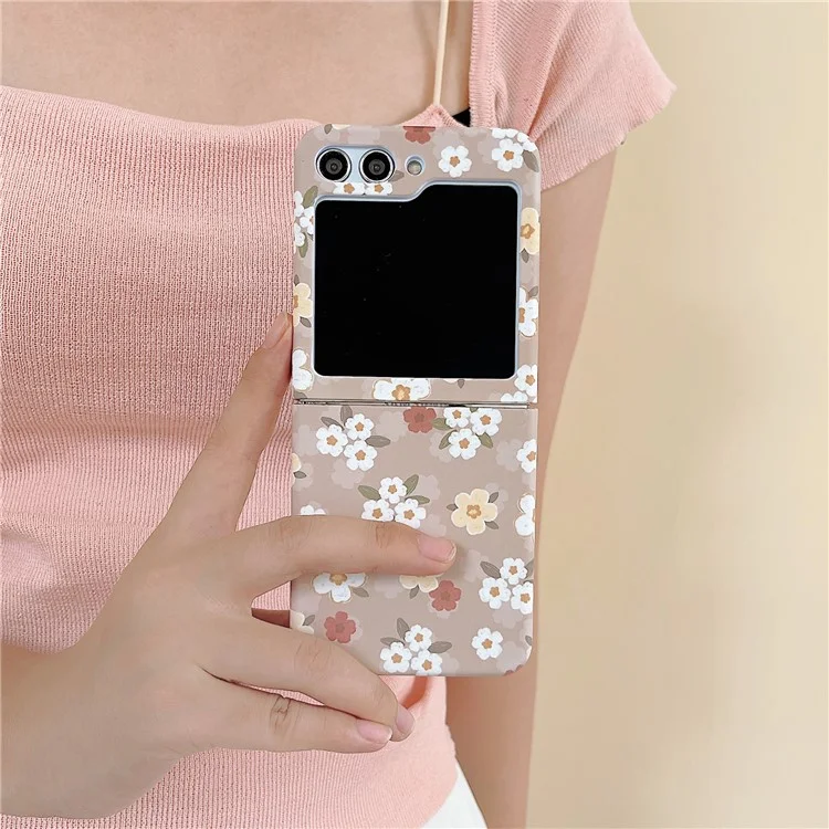 Für Samsung Galaxy Z Flip5 5G Glittery Powder Phone Case PC Phone Shell mit langem Gurt - Blume / Braun