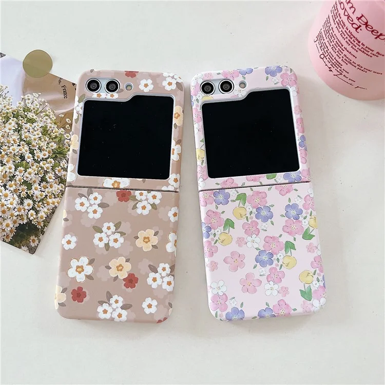Für Samsung Galaxy Z Flip5 5G Glittery Powder Phone Case PC Phone Shell mit langem Gurt - Blume / Braun