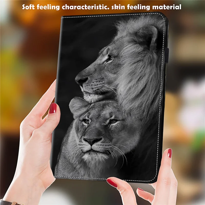 Para iPad Pro 12.9 (2020) / (2021) / (2022) / iPad Air 13 (2024) Funda con Patrón de Cuero PU Cubierta de Soporte con Ranuras para Tarjetas - Leones Acoplados