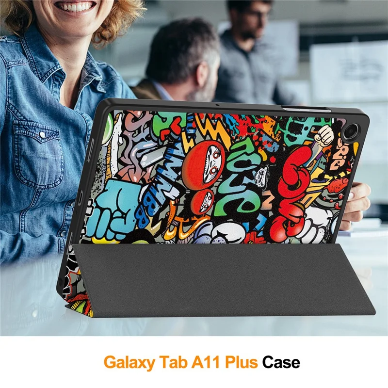 Funda para Tablet Samsung Galaxy Tab A11+ con Soporte Plegable Triple, Cuero con Patrón Impreso + Cubierta TPU con Portabolígrafos - Grafiti