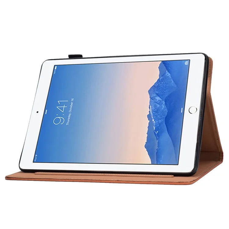Para iPad Air 2 / Air (2013) / iPad 9.7-inch (2017) / (2018) Capa de Couro Sólido Resistente a Choques Stitched Folio Flip Cover Fecho Magnético Capa de Couro para Tablet com Suporte / Slots para Cartões - Marrom