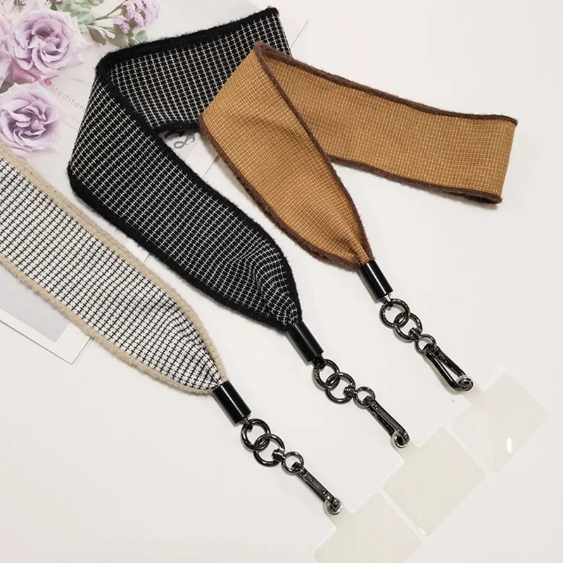 Sznurek do telefonu na szyję z zaślepką, uniwersalny sznurek do telefonu, pluszowy sznurek w kratkę z zaślepką - Czarny