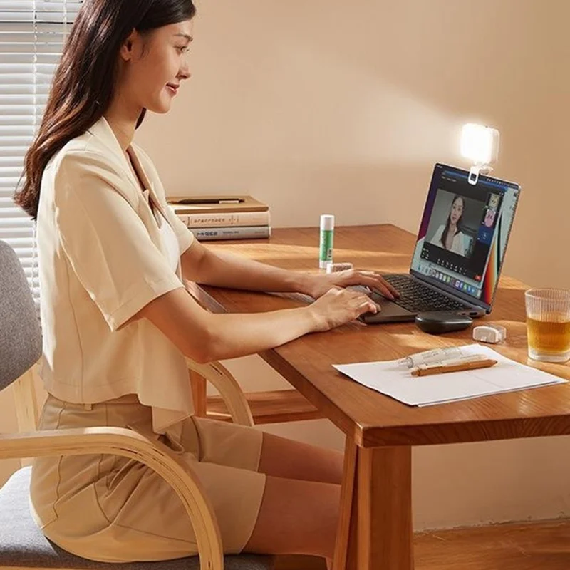 F8 Clip-On Phone Fill Light Mini Portable LED Photography Light with 360° Rotatable Bracket for Food Ambiance Live Streaming - Black