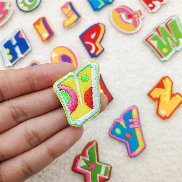 Toppe ricamate con lettere inglesi carine e colorate, applicazioni adesive creative per decorazioni fai-da-te - A