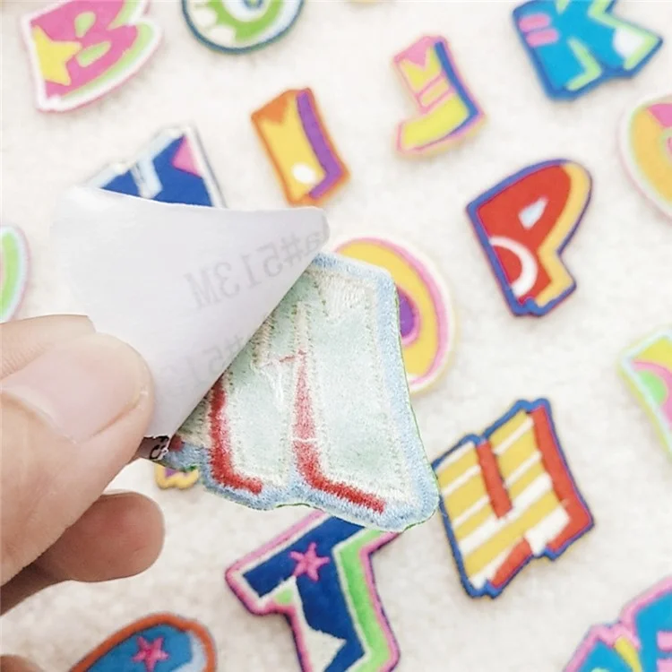 Toppe ricamate con lettere inglesi carine e colorate, applicazioni adesive creative per decorazioni fai-da-te - A