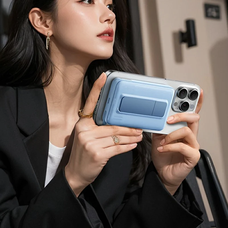 JJT-C49 CH-C902 Power Bank de 10000mAh Carregador Magnético Sem Fio de 15W com Cabo Tipo C Embutido e Suporte - Branco