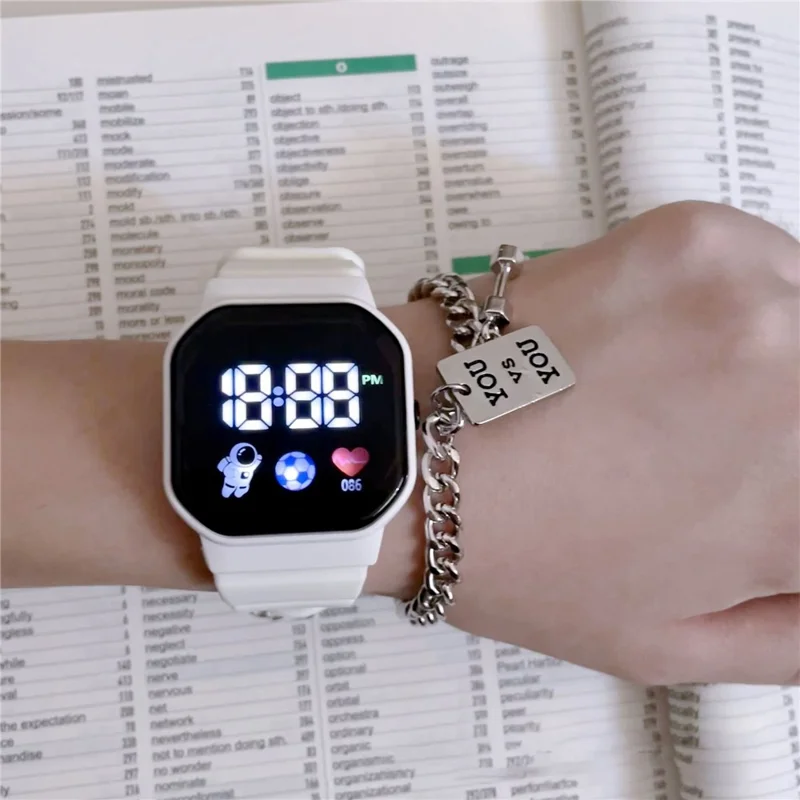 C3-12 Studenterur 1,5" LED-skærm Elektronisk ur Astronautmønster Vandsikkert ur - Hvid