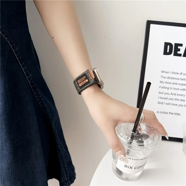 KALEBOL Cinturino in Denim per Apple Watch 10 46mm / Ultra 2 / Ultra 49mm / 9 8 7 45mm / SE (2023) SE (2022) SE 6 5 4 44mm / 3 2 1 42mm Cinturino a Nastro Magico - Nero
