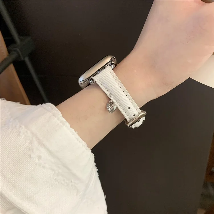 Para Apple Watch Series 10 42mm / 9 8 7 41mm / SE (2023) SE (2022) SE 6 5 4 40mm / 3 2 1 38mm Denim Cloth Band Heart Pendant Strap - Branco