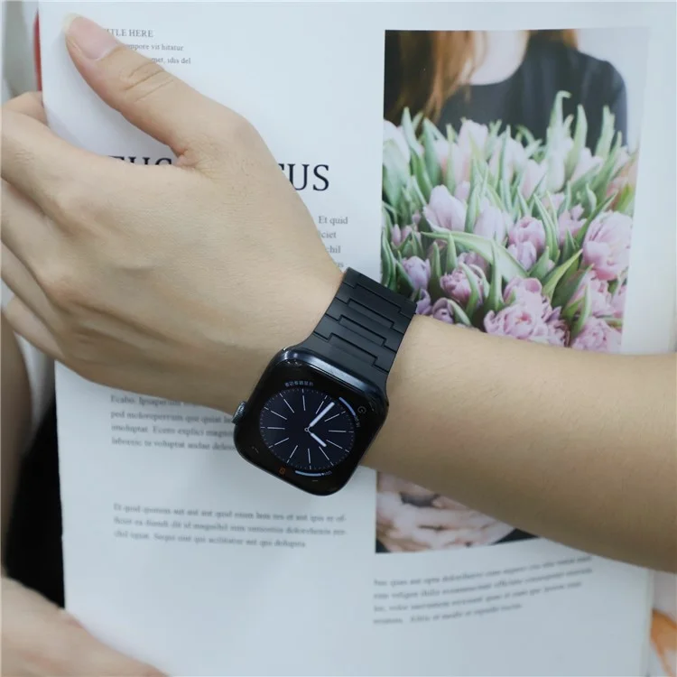 For Apple Watch 10 46mm / Ultra 2 / Ultra 49mm / 9 8 7 45mm / SE (2023) SE (2022) SE 6 5 4 44mm / 3 2 1 42mm Magnetic Silicone Watch Strap - Black+Orange