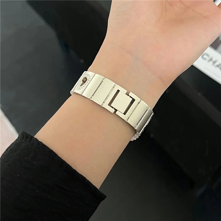 Hollow Heart Metal Strap for Apple Watch Series 10 42mm  /  9 8 7 41mm  /  SE (2023) SE (2022) SE 6 5 4 40mm  /  3 2 1 38mm - Starlight