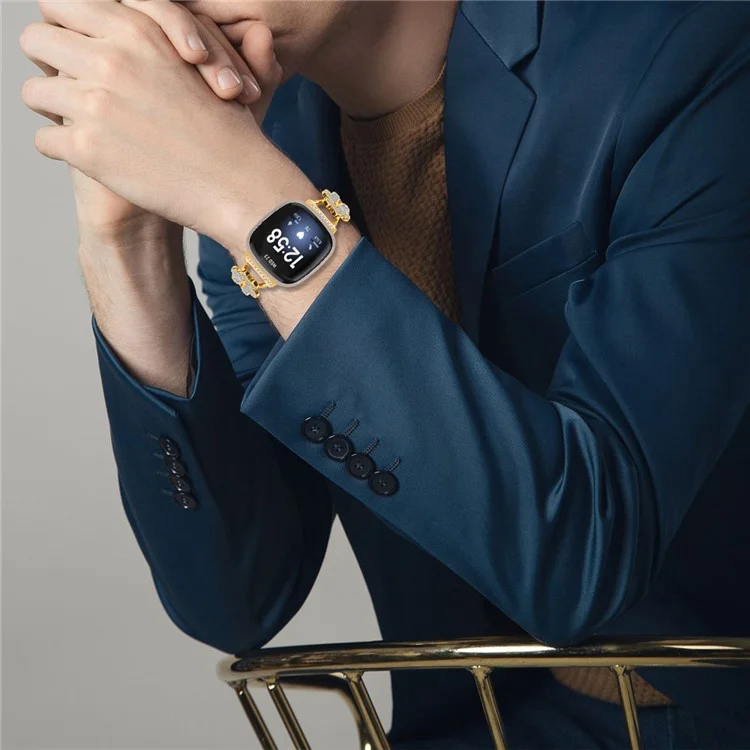 Металлический браслет с украшением в форме клевера для часов Fitbit Versa 3 / Sense - Золотой