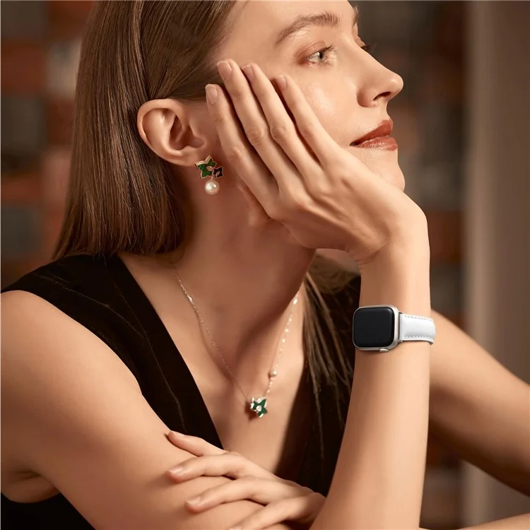 Lederarmband für Apple Watch Series 10 Ultra 9 8 7 SE 6 5 4 3 2 1 46mm 49mm 45mm 44mm 42mm mit spitzem Schwanz und Silberschnalle - Weiß