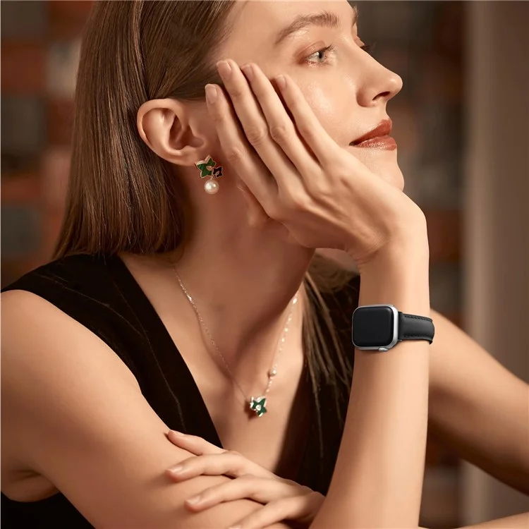 Cinturino in pelle per Apple Watch Series 10 Ultra 9 8 7 SE 6 5 4 3 2 1 da 46mm, 49mm, 45mm, 44mm, 42mm con fibbia placcata - Nero / Nero