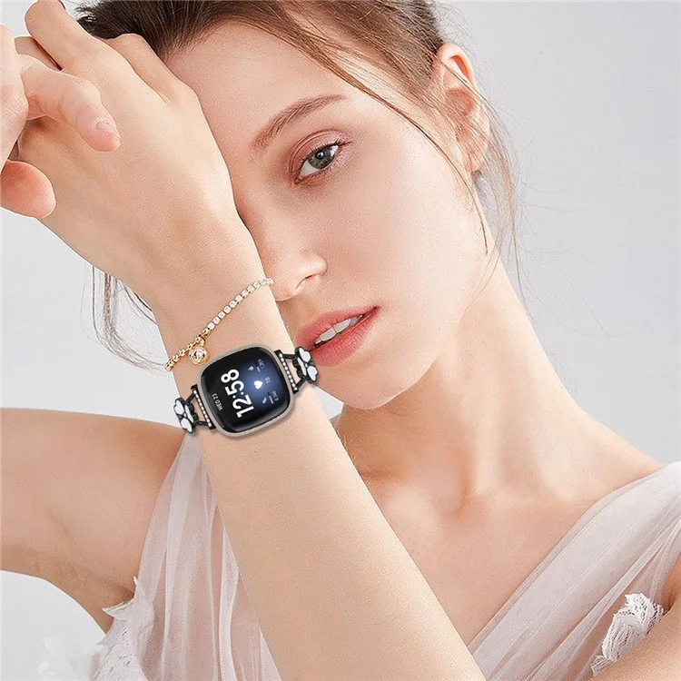 Correa de reloj de metal de aleación de zinc con adorno de trébol para Fitbit Versa 4 / Sense 2 - Negro