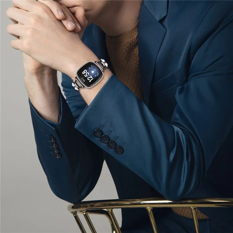 Correa de reloj de metal de aleación de zinc con adorno de trébol para Fitbit Versa 4 / Sense 2 - Negro