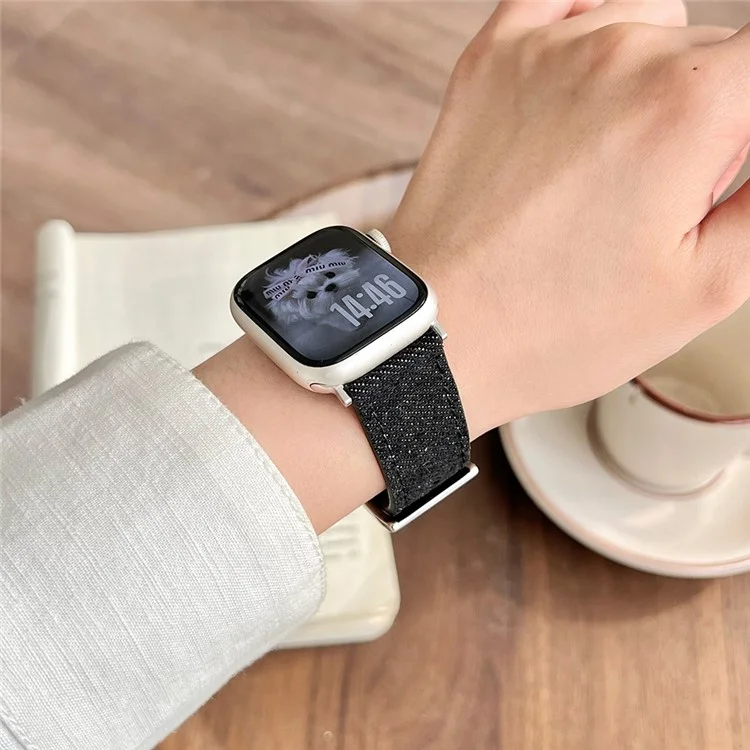 Armband für Apple Watch Serie 10 9 8 7 SE 6 5 4 3 2 1 42mm 41mm 40mm 38mm Besticktes Jeans-Leder-Armband - Braun / Schwarz