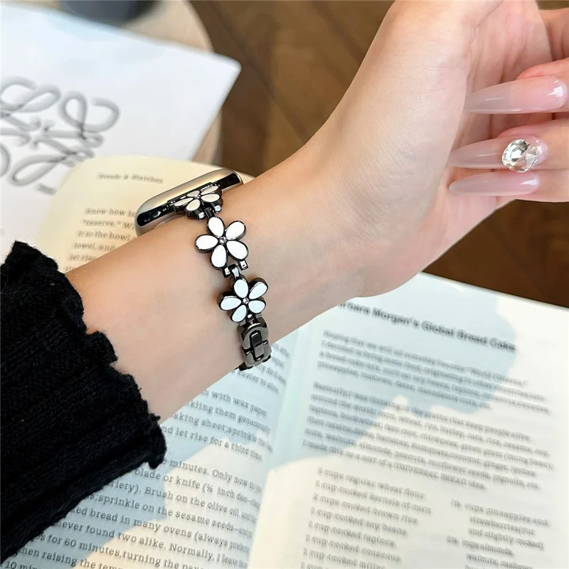 Watch Band for Apple Watch Series 10 9 8 7 SE 6 5 4 3 2 1 42mm 41mm 40mm 38mm Flower Design Zinc Alloy Wrist Strap - White+Black