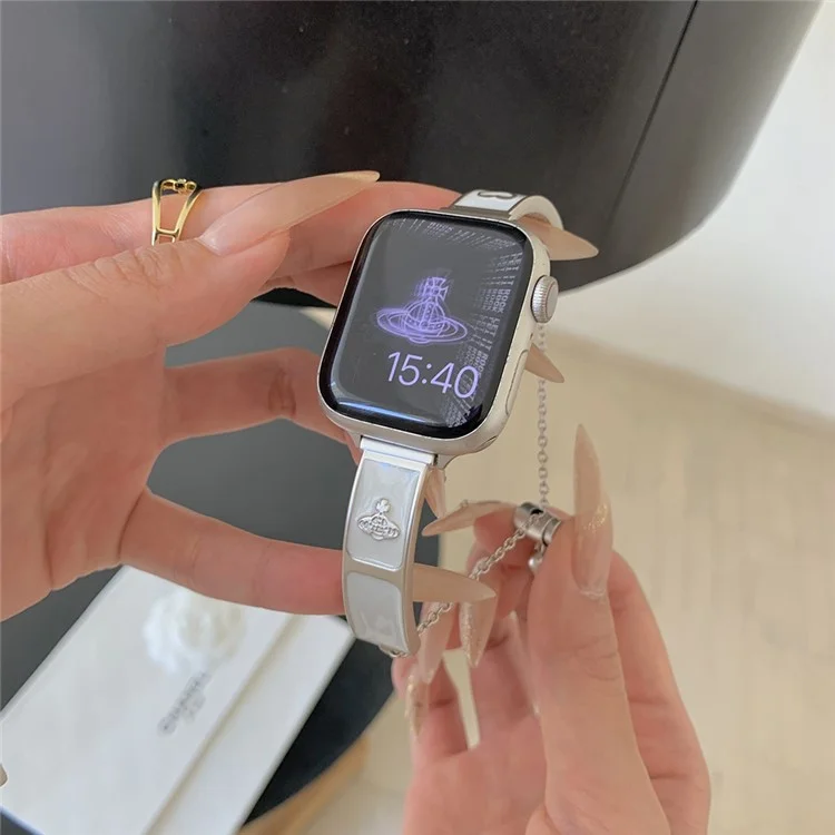 Armband für Apple Watch Series 10 9 8 7 SE 6 5 4 3 2 1 42mm 41mm 40mm 38mm Emaille Saturn Armband Metallarmband - Sternenlichtweiß