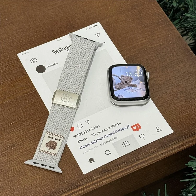 Bracelet pour Apple Watch Series 10 Ultra 9 8 7 SE 6 5 4 3 2 1 46mm 49mm 45mm 44mm 42mm Top Hat Bear Tressé en Nylon Magnétique - Blanc Nacré