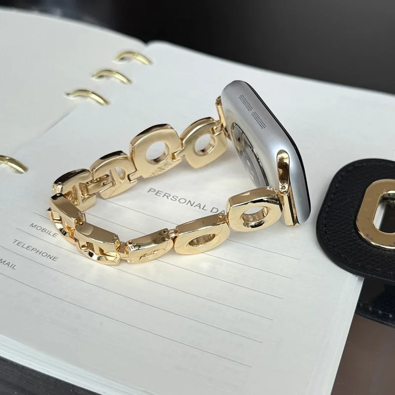 Bracelet de montre pour Apple Watch Series 10 Ultra 9 8 7 SE 6 5 4 3 2 1 46mm 49mm 45mm 44mm 42mm Bracelet Métallique à Trous Carrés et Ronds - Or